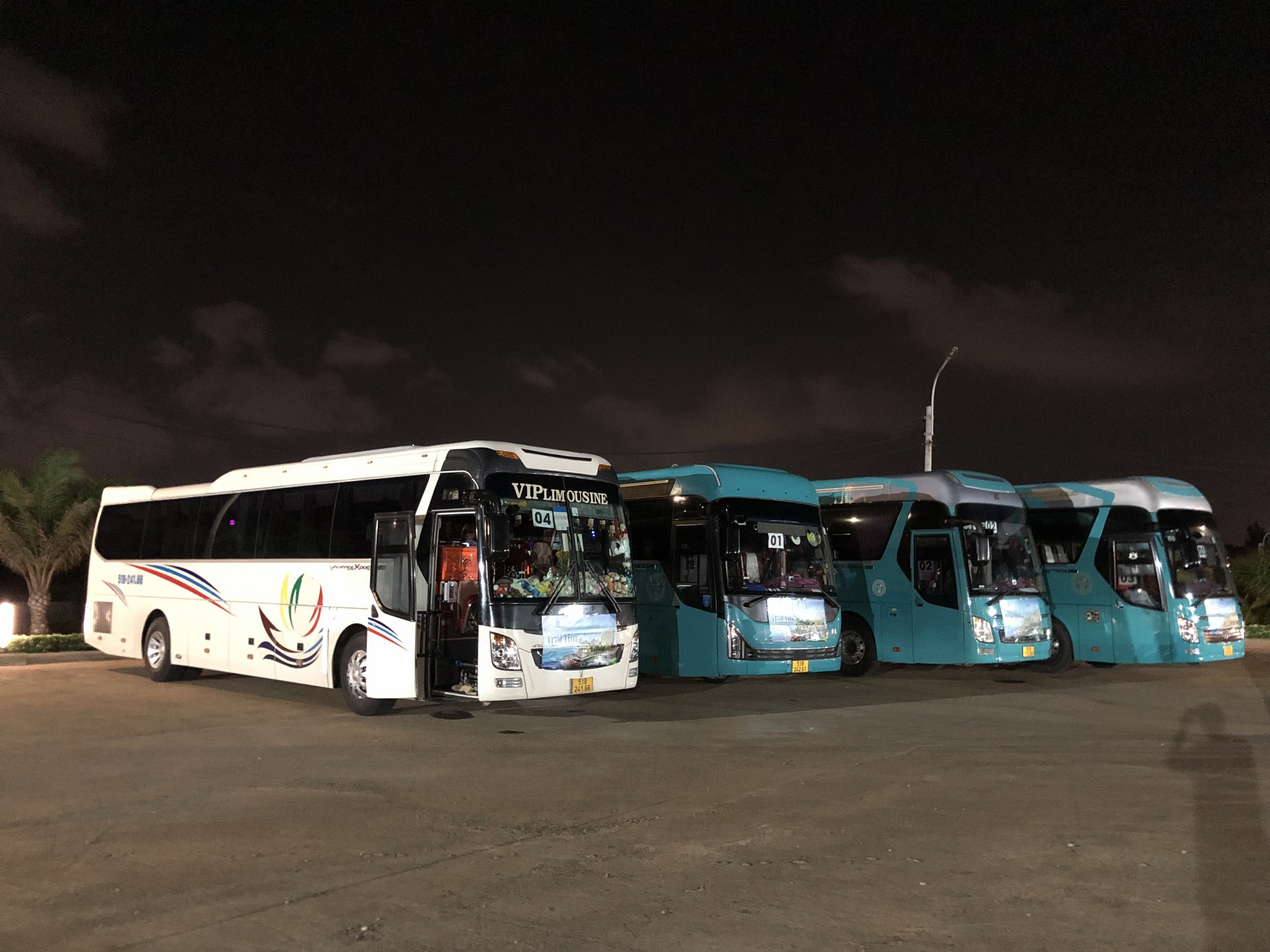 thu&ecirc; xe đưa đ&oacute;n nh&acirc;n vi&ecirc;n