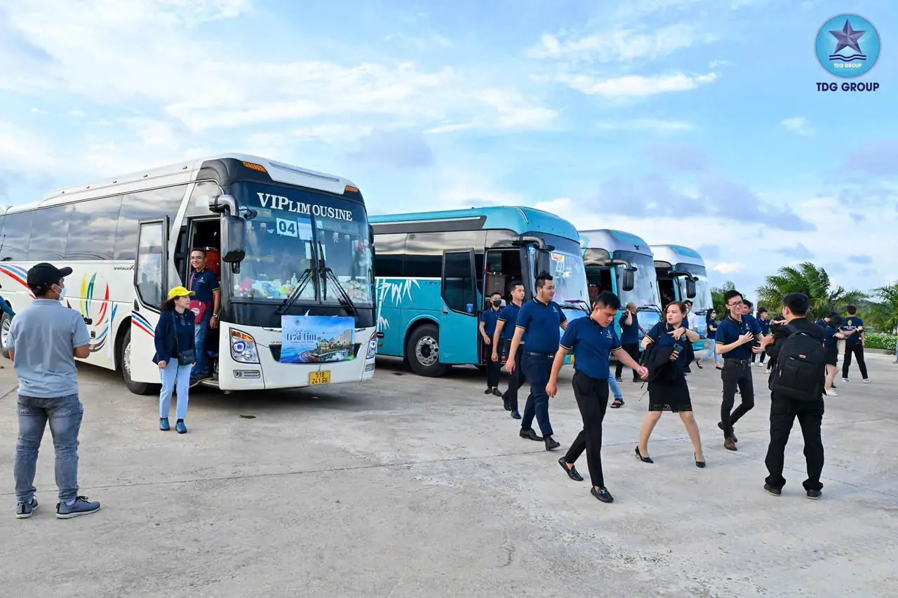 thu&ecirc; xe đưa đ&oacute;n nh&acirc;n vi&ecirc;n