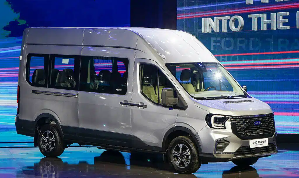 thu&ecirc; xe du lịch Ford Transit