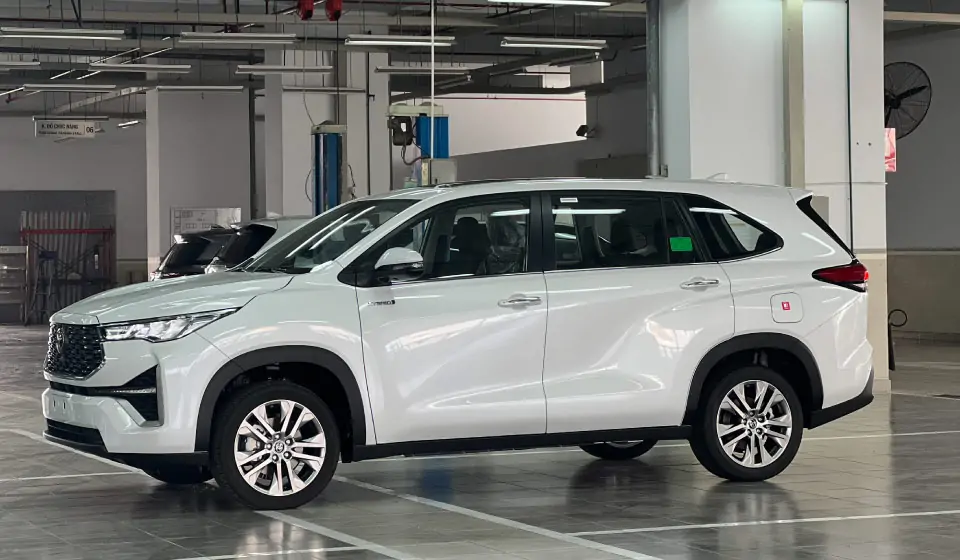 thu&ecirc; xe du lịch Innova 7 chỗ 